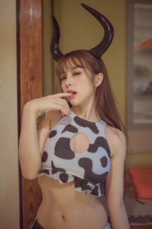 年轻的妈妈观看
